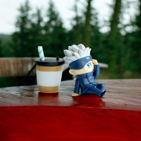 Jujutsu Kaisen™-Inspired Satoru Gojo Chibi Figure with Coffee Cup – Anime Desk figure - Image 4